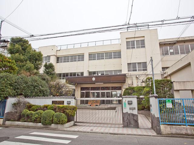 Junior high school. 444m to Ota Ward Yukitani Junior High School