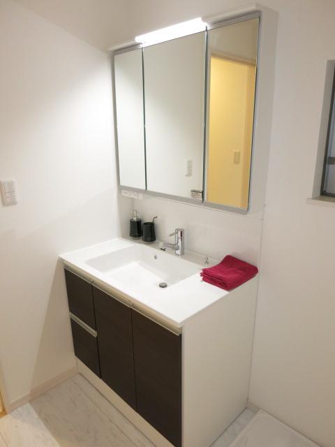 Wash basin, toilet. Example of construction