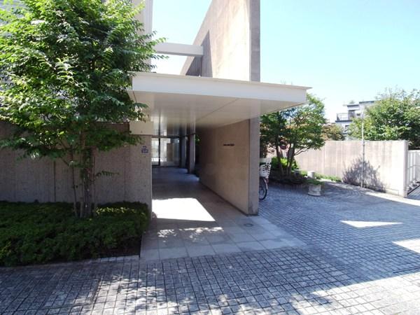 Entrance. There is no tall buildings around, Yang per good