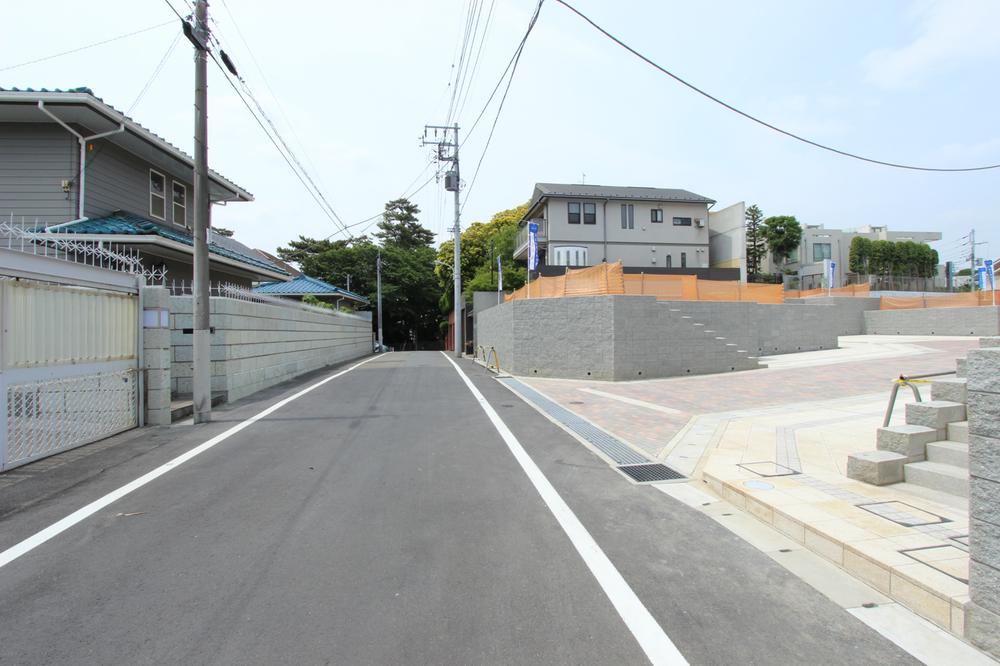 Local photos, including front road. Property front road