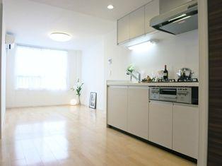 Living. ~ New interior renovation properties ~ December 7, the interior has been completed ~  Yang per well in the southeast direction, About 10 Pledge of bright LDK.  Good view 6 per floor.  Pet breeding Allowed (bylaws Yes).