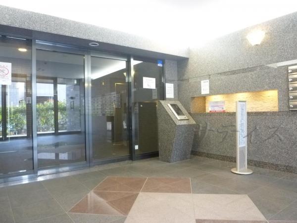 Entrance. Peace of mind of security with auto-lock!