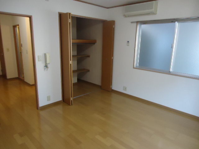 Living and room. Western-style spacious 7.5 Pledge