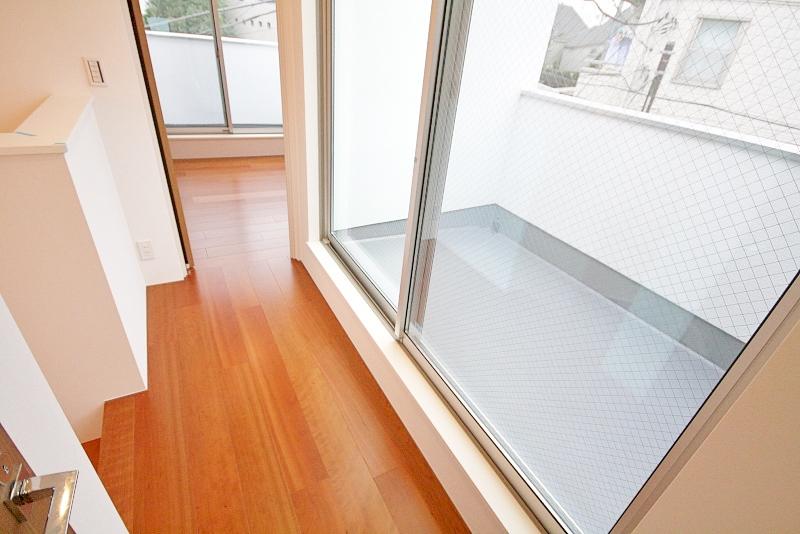 Balcony. 3 floor has a balcony in front of the eye and go up the stairs