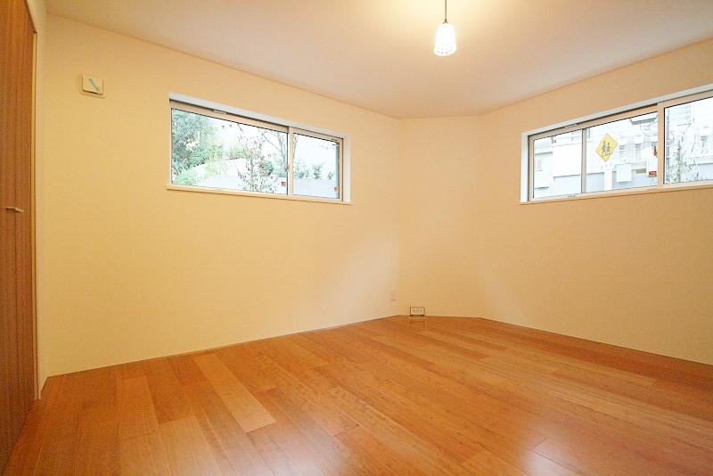 Non-living room. All rooms in two directions is equipped with a window