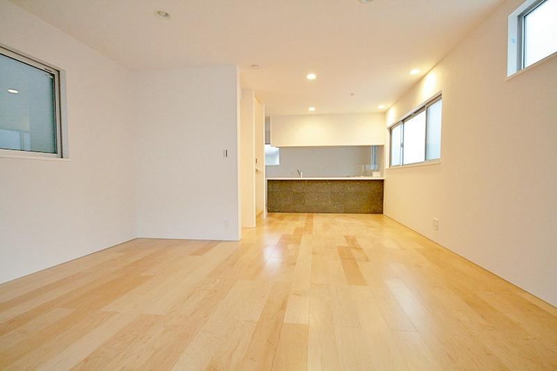 Living. 3 spacious LDK that has the window in the direction