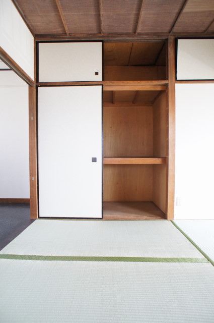 Receipt. With upper closet