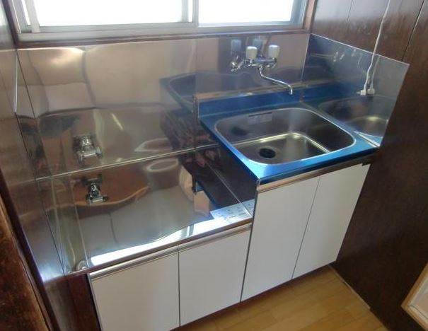 Kitchen. Popular two-necked Gasukitchin