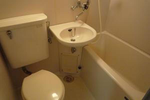 Bath. Clean comfortable 3-point UB