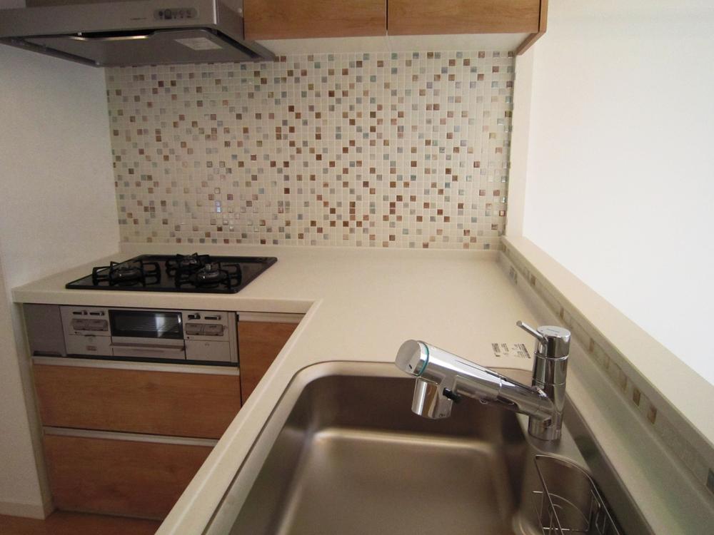 Kitchen. Indoor (11 May 2011) Shooting Kitchen wall surface which has been subjected to mosaic tiles