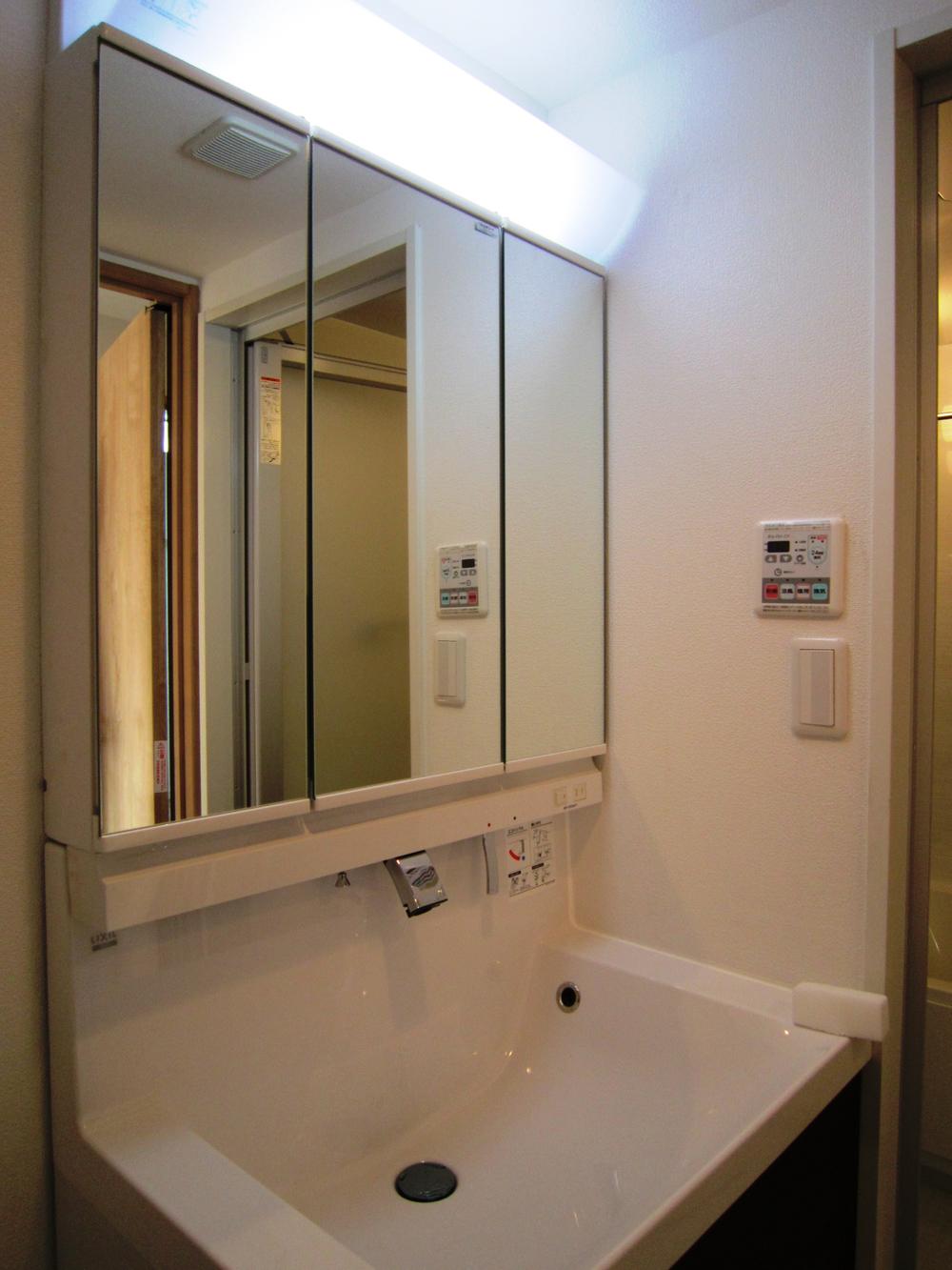 Wash basin, toilet. Indoor (11 May 2013) Shooting