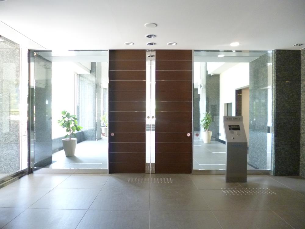 Entrance. Common areas