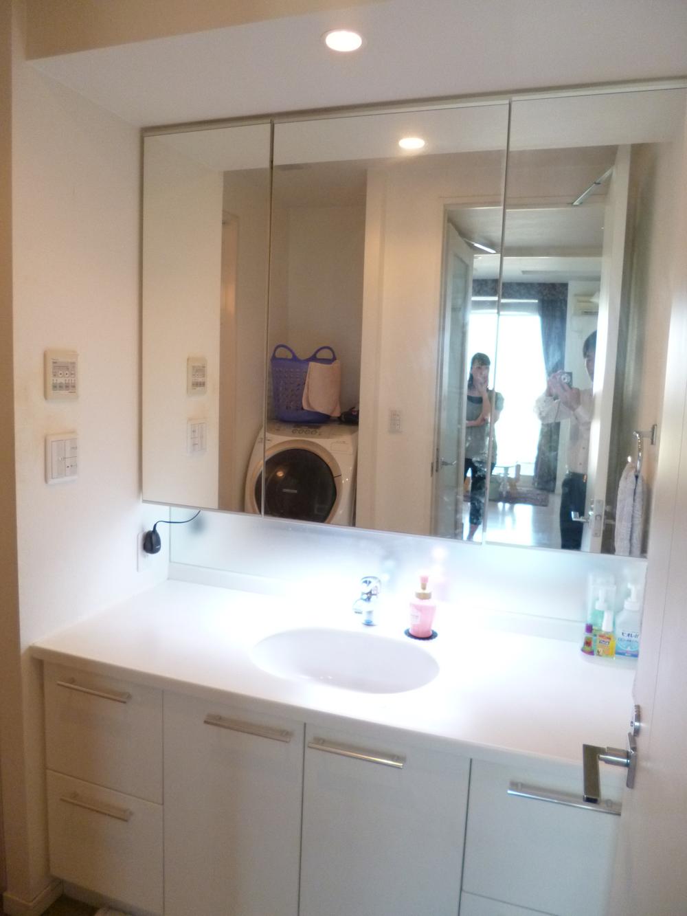 Wash basin, toilet. Local (July 2013) Shooting