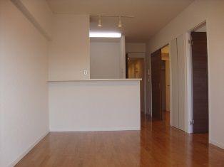 Living. ~ December 13, the interior has been completed ~ ◆ Large-scale apartment of the total number of units 295 units ◆ Management system good ・ Live-management peace of mind ◆ August 2010 large-scale repair work already ◆ There is long-term repair plan ◆ Pet breeding Allowed (bylaws Yes) ◆