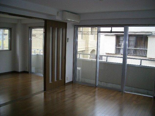 Living and room. South is facing