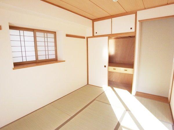 Non-living room. Double-sided balcony