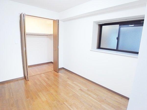 Non-living room. Good per sun