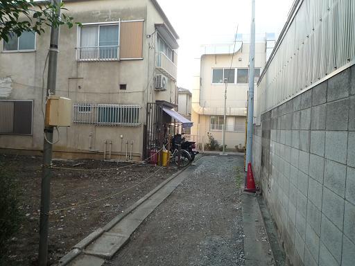 Local photos, including front road. Current Status vacant lot: 2013 / 11 / 11