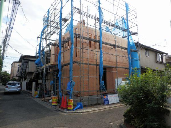 Local photos, including front road. There is a sense of open corner lot (2013 November shooting)