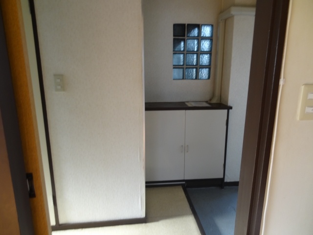 Entrance. With a shoe box!