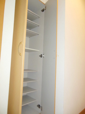 Other Equipment. Shoe box to enter a lot