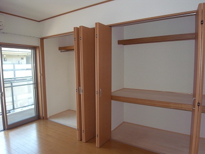 Receipt. Wide storage There are between 3