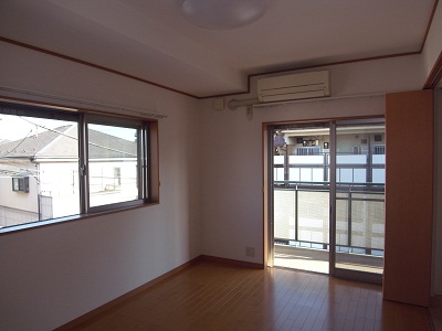 Living and room. Good per sun on the south-facing angle room