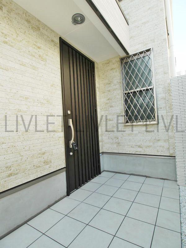 Entrance. Local (11 May 2013) Shooting