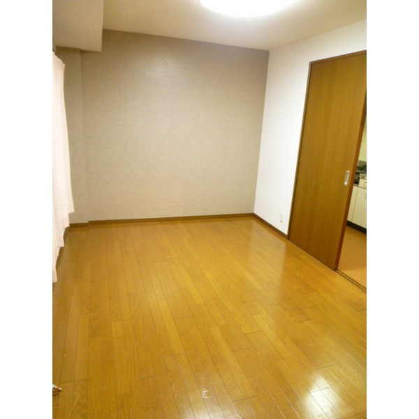 Living and room. Separate reference photograph