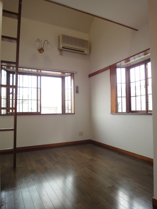 Living and room. Since it is a two-sided lighting with a bay window, The room looks widely.
