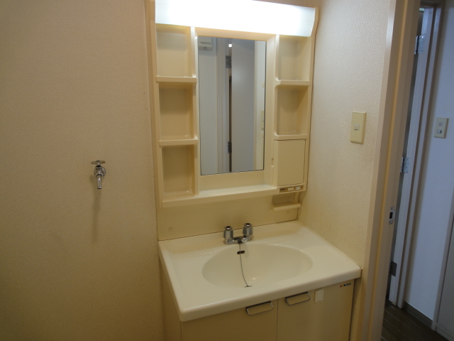 Other. Independent wash basin