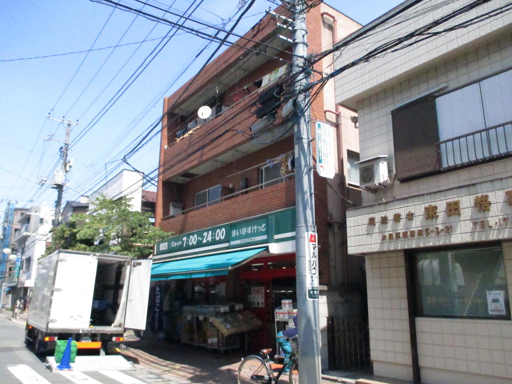 Supermarket. Maibasuketto Nishikamata 479m up to 5-chome (super)