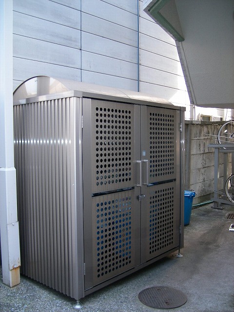 Other common areas. Shared garbage dump