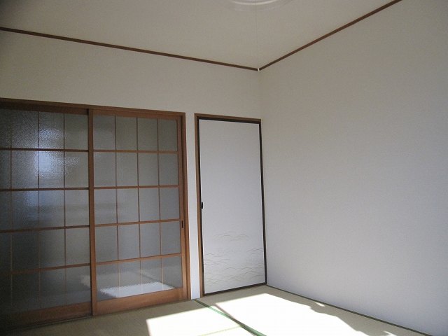 Living and room. Very day is good. 