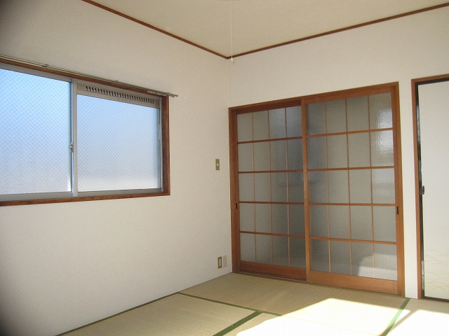 Living and room. Very day is good. 