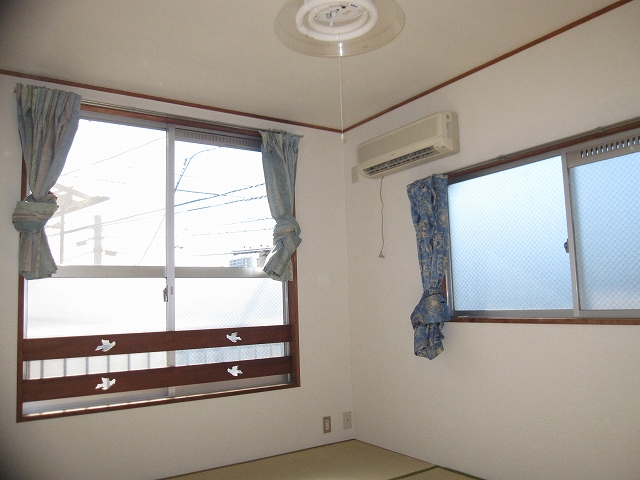 Living and room. Very day is good. 