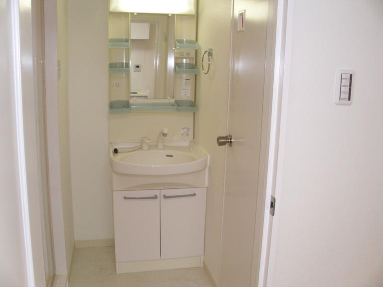 Wash basin, toilet. Indoor (11 May 2013) Shooting