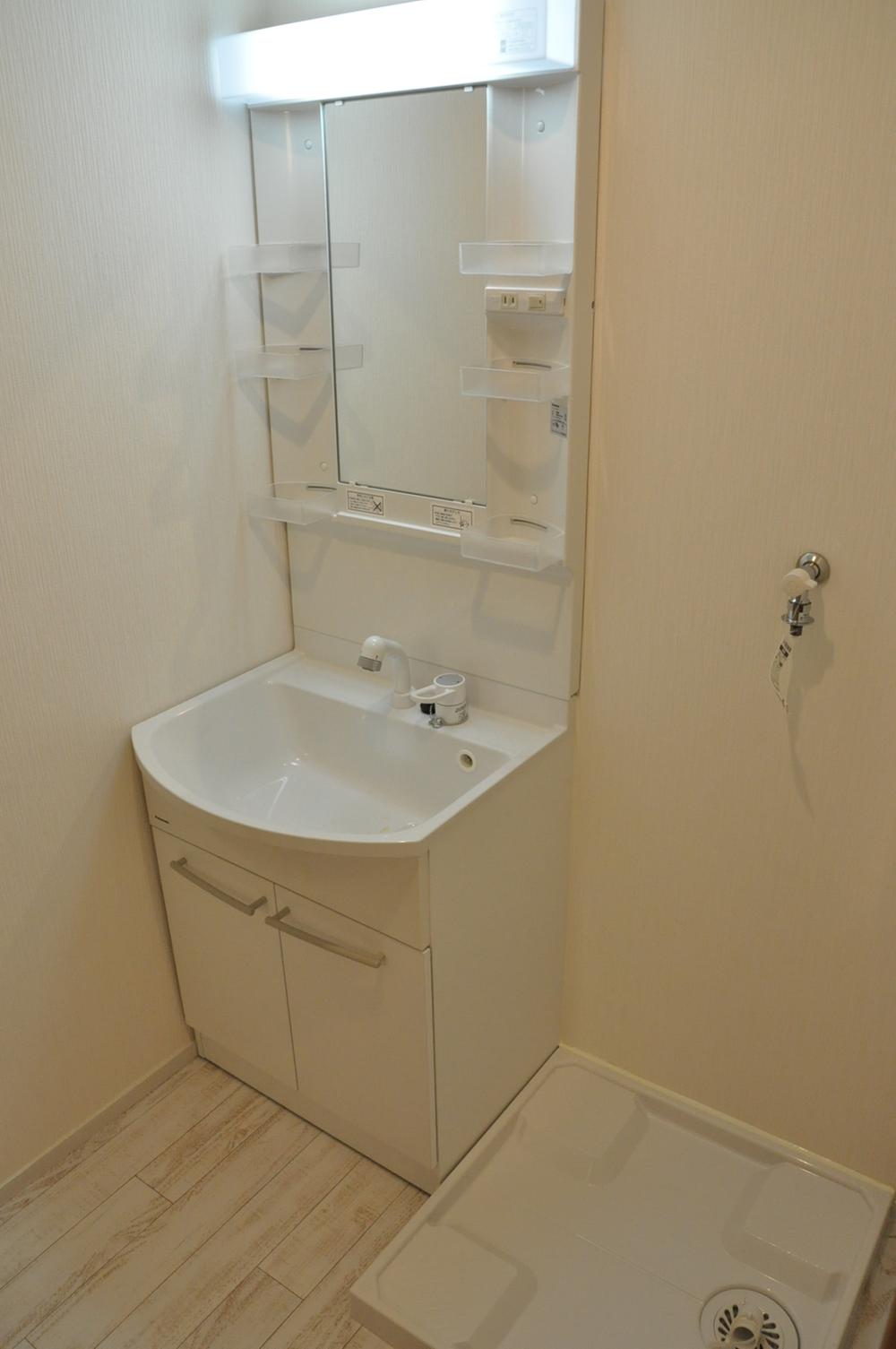 Wash basin, toilet. Indoor (10 May 2013) Shooting