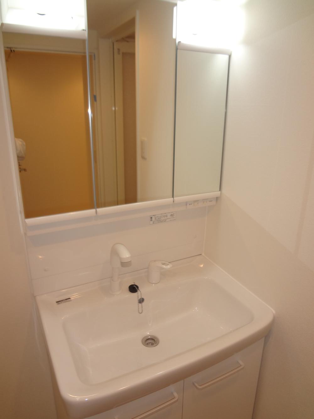 Wash basin, toilet. Indoor (March 2013) Shooting