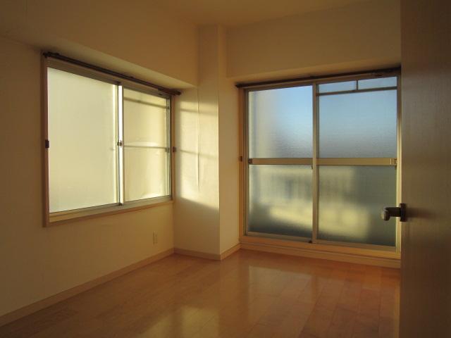 Non-living room. Northwest side of the room (December 2013 shooting)