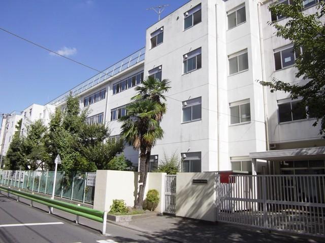 Junior high school. 1156m to Ota Ward Minamirokugo Junior High School