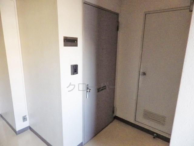 Other common areas. Sharing unit Entrance