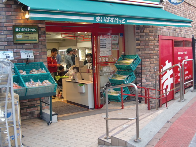 Convenience store. Thanks Higashimagome store up (convenience store) 384m