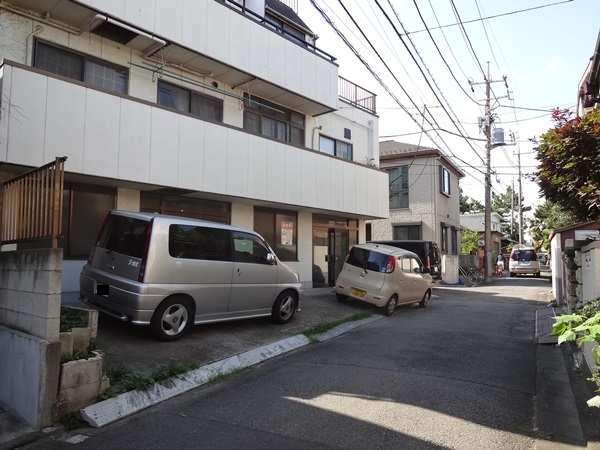 Parking lot. Parking 2 cars free the entire surface of the road about 4m