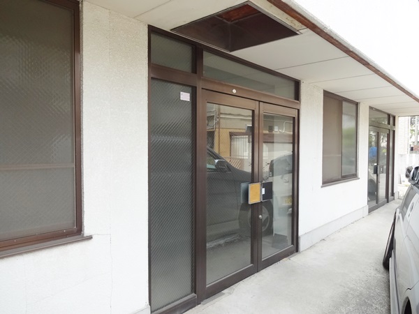 Entrance. Warehouse limited carry-in port There are two (the workplace, etc. NG)