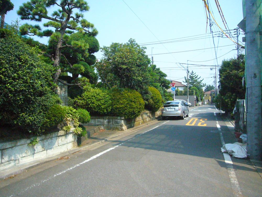 Local photos, including front road. It is a quiet residential area.  There is also a spacious 5.5m front road. 