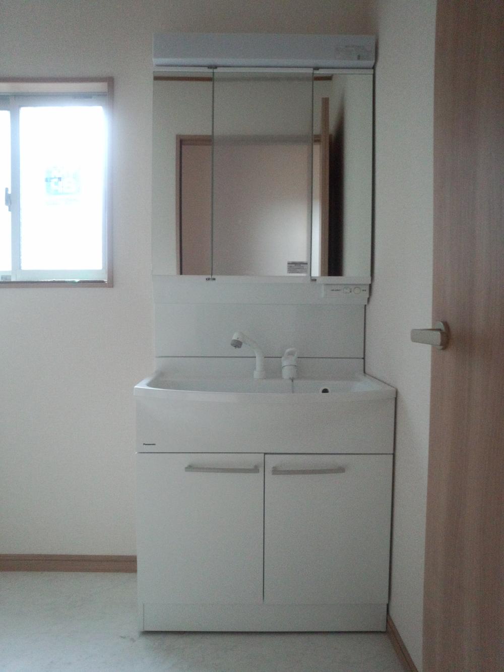 Wash basin, toilet. Wash basin