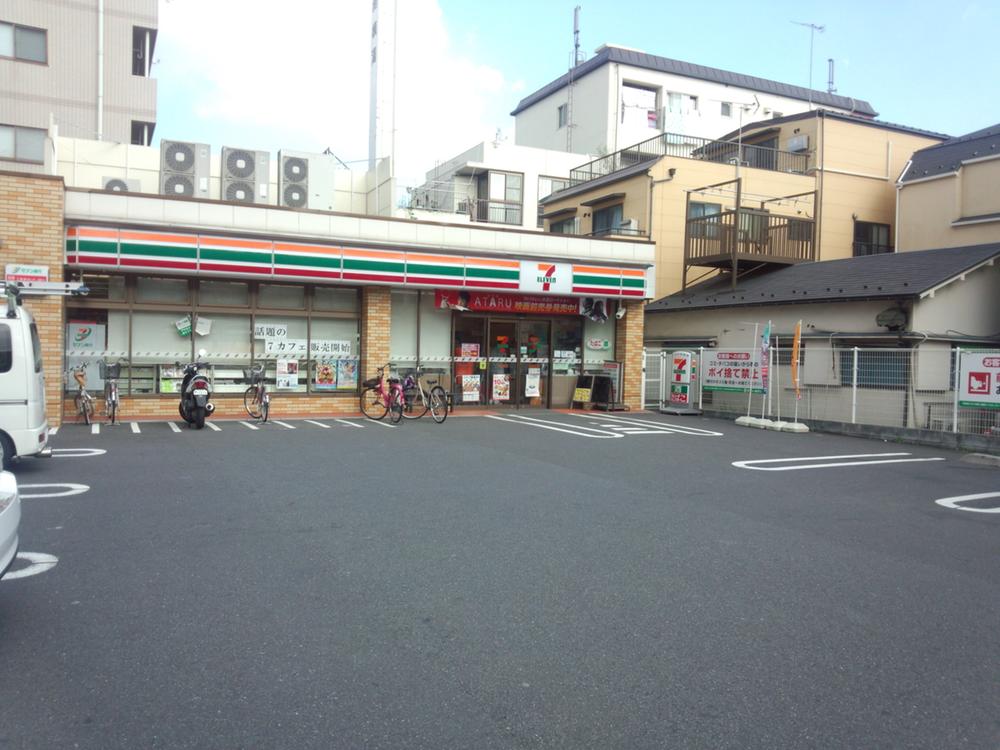 Convenience store. 150m to Seven-Eleven