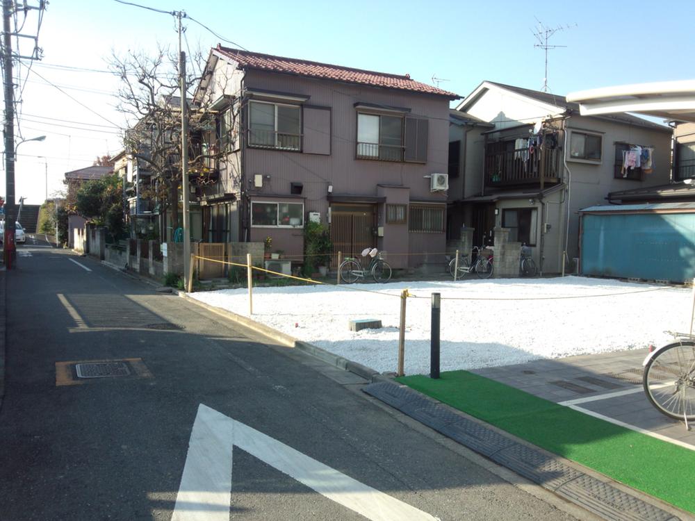 Local photos, including front road. Local (September 2013) Shooting Small front road of traffic. It is safe can have small children. 