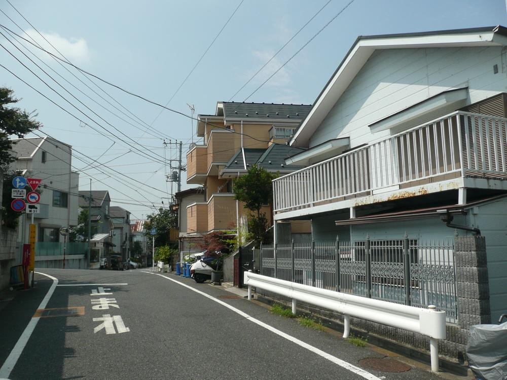 Local photos, including front road. Local (July 2013) Shooting. There sense of openness in the road width of the south road 6.9m! 